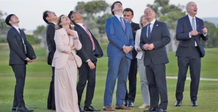 I paracadutisti salutano i glandi della Terra